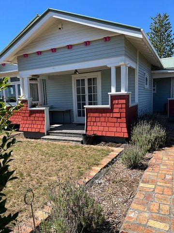 Renovated Bungalow, spacious with private lawn - Photo 3