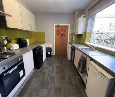 5 bedroom end of terrace house to rent - Photo 3