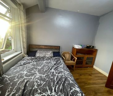 Double room in shared house close to goodmayes station- - Photo 2