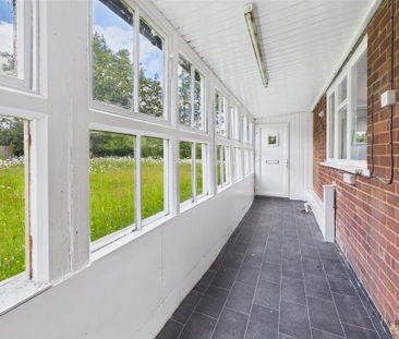 3 bedroom detached bungalow to rent - Photo 2