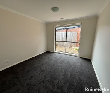 2/8 Coventry Place, Melton South, VIC 3338 - Photo 2