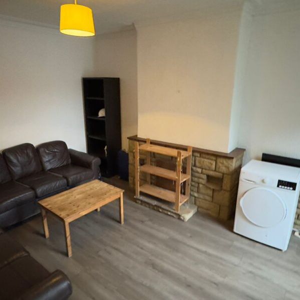 Room 3, Knowle Avenue, Burley, Leeds, LS4 2PQ - Photo 1