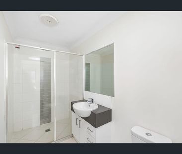 SPACIOUS 4 BEDROOM, 2 BATHROOM FAMILY HOME - Photo 5