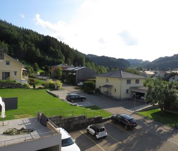 Modern 4.5-Zimmer-Maisonette-Wohnung in idyllischer Lage - Photo 5