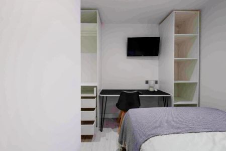 1 Beds 4 Baths - Photo 2