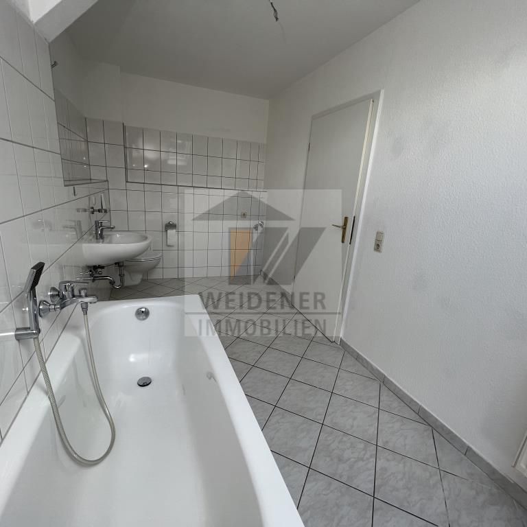 Preiswerte 2 DG-Zimmer Wohnung im Zentrum von Weida! - Photo 1