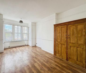 4 bedroom end of terrace house to rent - Photo 2