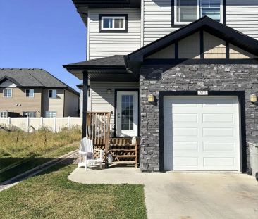 Beautiful 3 bedroom (all with walk in closets) end unit townhouse. ... - Photo 1