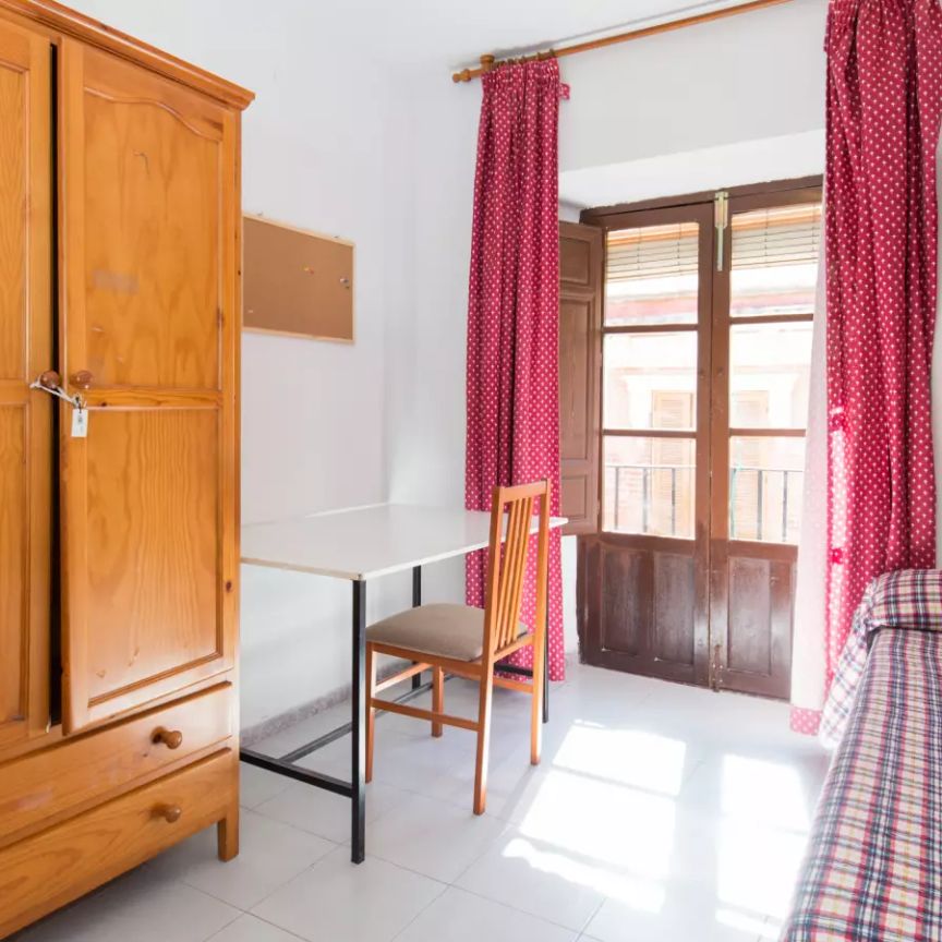 Room in a shared 12-bedroom apartment for rent in Centro-Sagrario, perfect for women - Photo 1