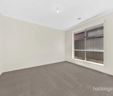 Beautiful spacious family home in heart of Wollert - Photo 4