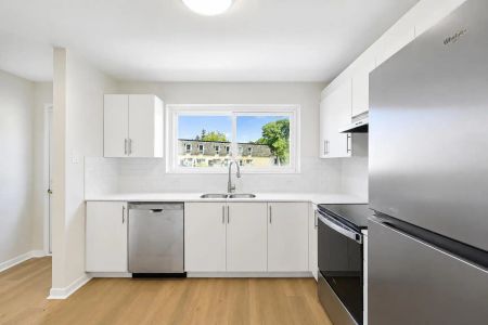 Winding Trail Townhomes — 4 bed 2 bath Townhouse - Photo 4