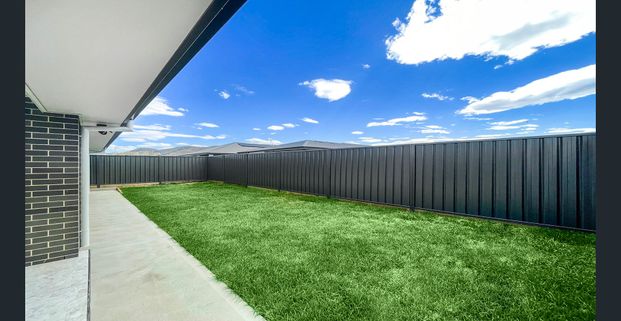 Stylish and Contemporary 3 Bedroom Family Home in Tranquil Caerleon Estate - Photo 1