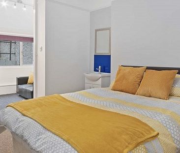 3 rooms available. 9 BEDROOM HOUSE - Photo 4