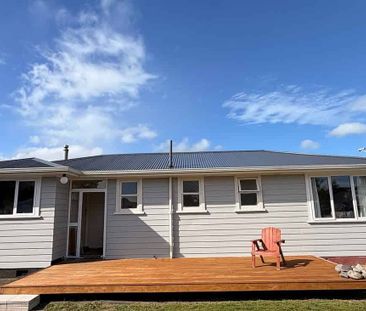 Cosy 3 Bedroom Home with Deck and Garage - Photo 3