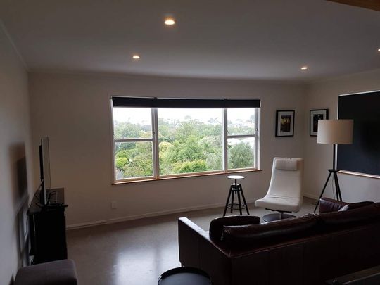 Charming 3-Bedroom Upstairs Apartment with Stunning Views in Remuera - Photo 1
