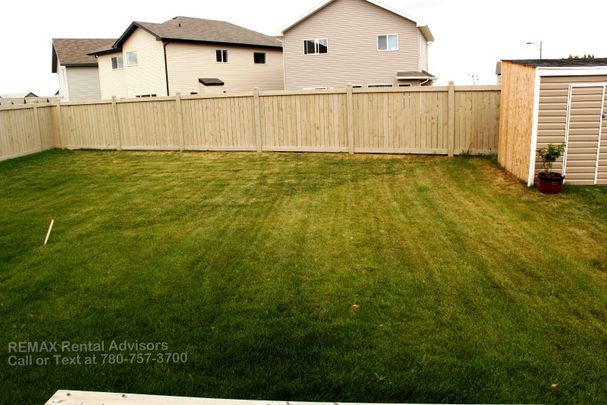 GREAT 3 BED, 2.5 BATH, 2 STOREY HALF DUPLEX W/ AN ATTACHED SINGLE GARAGE IN THE COMMUNITY OF MAPLE - Photo 1