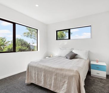 Magnificent in Manurewa - Photo 6