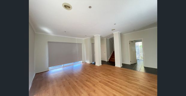 Freshly Painted 3-Bedroom Ground Floor Home with Double Garage in Melton - Photo 1