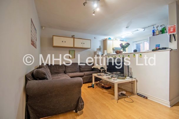 4 Bedroom Mid Terraced House for rent in Hyde Park Close - Photo 1