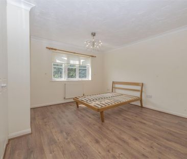 4 bed House To Let - Photo 4