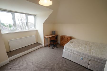 4 Bedroom House To Rent in Charminster - £2,240 pcm Tenancy Info - Photo 3