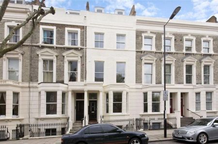 2 bedroom flat in London - Photo 4