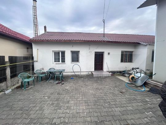 Casa cu 4 camere, cazare muncitori sau sediu firma, cartier - Fotografie 1