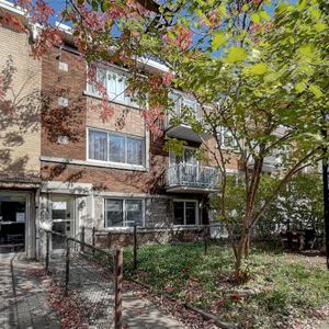 BEAU 4 1/2 AVEC ELECTROS, COUR ARRIÈRE ET STATIONNEMENT - Photo 2