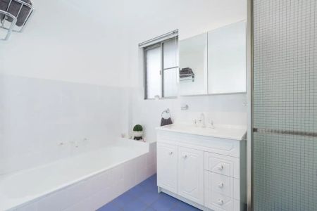“Centrally Located Top Floor Apartment” - Photo 4