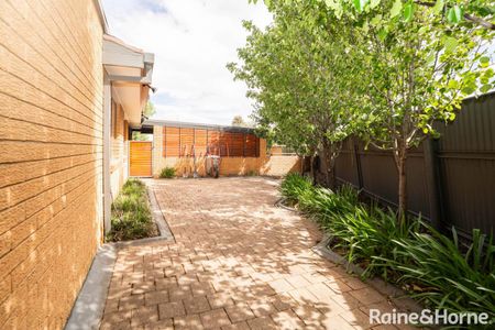 SPACIOUS & UPDATED FAMILY HOME IN PRIME CENTRAL LOCATION - Photo 3