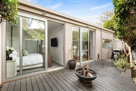 CHARMING TWO BEDROOM HOME WITH LARGE GARDEN IN CENTRAL LOCATION. - Photo 3