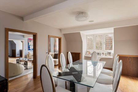 A beautifully crafted apartment with access to private gardens, situated on one of South Kensington’s most prestigious garden squares. - Photo 4