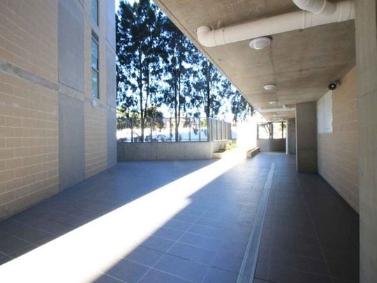 Urban retreat with expansive terrace and district views - Photo 1