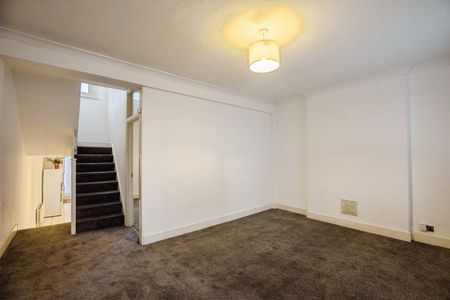 2 Bed Flat, Off Bridge Road, SW19 - Photo 2