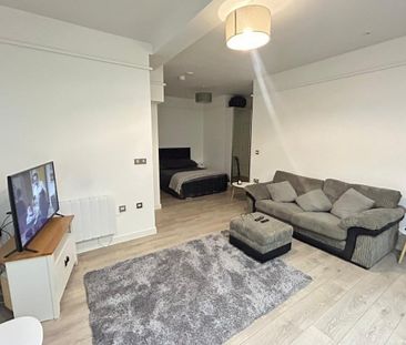 Edinburgh Gate - Photo 2