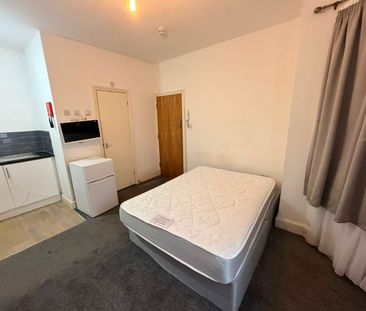 Studio Flat, Green Lane, IG3 - Photo 2