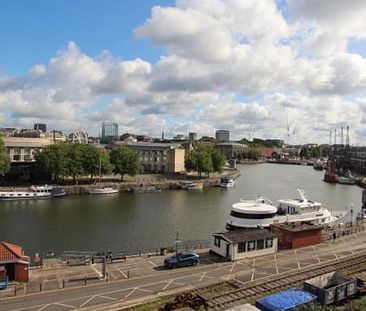 Wonderful two double bedroom property with beautiful views across the harbourside. - Photo 1