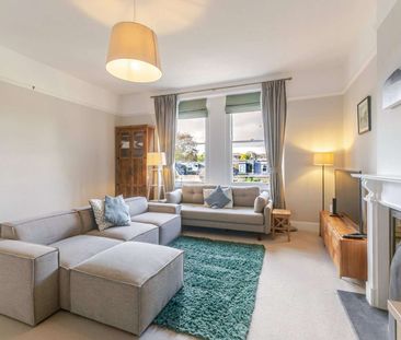 A beautifully presented three bedroom second floor flat - Photo 1