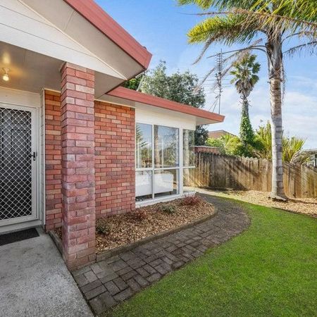 Fully Renovated Standalone Home in Prime Pakuranga - Photo 4