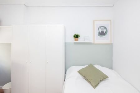 Carrer de les Illes Canàries, Valencia, Valencian Community 46023 - Photo 4