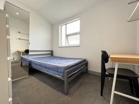 3 bed Apartment for Rent - Photo 2