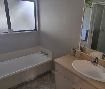 Fresh & Modern Kawaha Point Home - Photo 2
