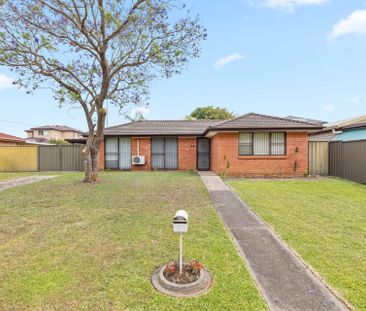 Neat & Tidy home with great size yard - Photo 2