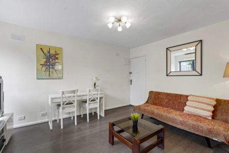 Cozy, Ground Floor Apartment with Easy, First-Come-First-Served Scramble Parking! PERMIT PARKING AVAILABLE TOO* - Photo 2