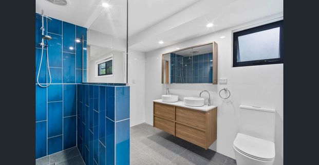 VERSATILE LAYOUT, LARGE WORKSHOP/SHED, GREAT ENTERTAINER, CENTRAL LOCATION & SOLAR! - Photo 1