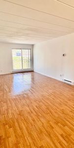 SUPERBE 4 1/2 en coin rénové avec goût! Piscines, gym, internet compris! - Photo 4