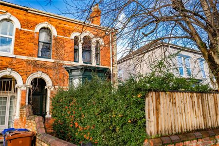 4 bedroom semi-detached house to rent - Photo 2