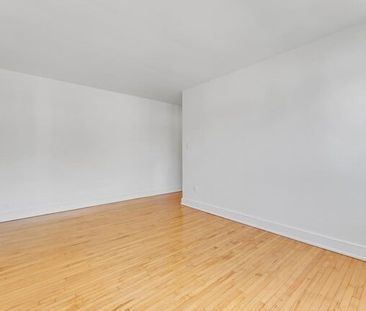 389-401 Yonge Street Apartments - Photo 1