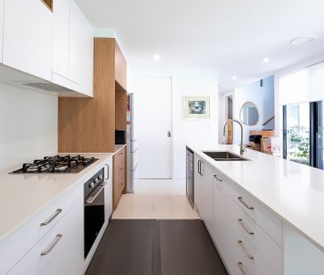 902 Medinah Avenue, Robina QLD 4226 - House For Rent | Domain - Photo 5