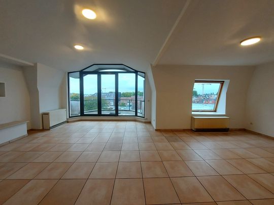 Penthouse te huur met twee slaapkamers en terrasje in hartje Kortrijk. - Photo 1